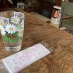 サニーサイドカフェ - お冷やのグラスもおしぼりも素敵