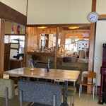 サニーサイドカフェ - 民家をリノベした店内、奥がキッチン