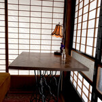 サニーサイドカフェ - 足踏み式ミシン台をリメイクしたテーブル