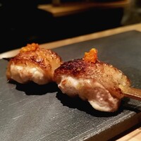 とり茶太郎 - ほろほろ鳥の振袖。大振りな串。皮はパリリ、身は弾力がありしっとり。