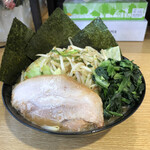 横浜家系ラーメン 蓮 - 野菜の山。チャーシューも分厚くボリュームがすごいです。