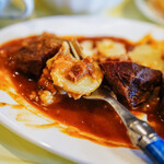 Bien - "匈牙利燉牛頬（うしほゝにくハンガリアに）"、馬鈴薯（じやがたらいも）＋燻肉（ベイコン）＋蔥頭（たまねぎ）