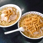 関屋 福来亭 - チャーシューメン（特盛り）（左）＆ チャーシューメンマラーメン（大盛り）