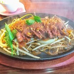 フェニックス - ソースをかけて熱々じゅわー！スライスしてあるの箸でつまんで食べるだけ！