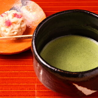 京都さながらの懐石料理。お食事の最後までおもてなしいたします