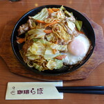 Ko Hira Po - 野菜もたっぷりで目玉焼きも添えられた鉄板焼きそば(630円)