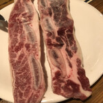 Toukaichiba Honkaku Shio Horumon Yakiniku Sumibi - 骨付きカルビ880円