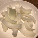 十日市場本格塩ホルモン焼肉炭備 - サービスの玉ねぎ