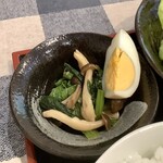 森のハンバーグ工房 ゆみさんち - 今日の小鉢はほうれん草としめじの和え物＆ゆでたまご(1/8カット)