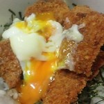 菜 - 特製たれカツ丼温泉卵を投入！！