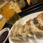 キッチンつきさっぷくらぶ - 餃子とビール