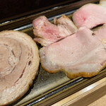 中華蕎麦 とみ田 - TOKYO-Xバラ煮豚、肩ロースとランプの吊るし焼き