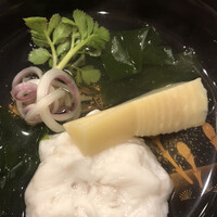 三宅輝 - お試しコース１２１００円。帆立真薯の椀。しみじみ美味しいお出汁と粒がゴロゴロの帆立真薯がマッチして、とーっても美味しかったです（╹◡╹）（╹◡╹）