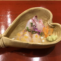 三宅輝 - お試しコース１２１００円。鯛昆布〆 生からすみ。明石天然真鯛を軽く昆布〆にし、そのままと、生からすみと和えたものの提供です。旨味も歯ごたえも十分な鯛で、とーっても美味しかったです（╹◡╹）（╹◡╹）