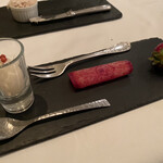 ラ・ブランシュ - アミューズ
      ・タマネギのアイス
      ・紅くるり大根
      ・福島のとちおとめ