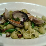 ape - 浅利とタコのジェノベーゼソースのパスタ