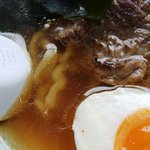 手打ラーメン　カラマツ屋 - 牛すじラーメン（正油）アップ