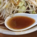 麺屋豚道場ぶた壱 - 先ずは汁をば
                                
                                
                                ん！？なんかちょっと変わったな。
                                
                                
                                