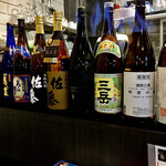 焼酎屋 開拓酒場 - カウンター上の焼酎