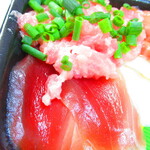 海っと丼丸 - どんまる丼　５４０円（税込）の鮪のアップ【２０２１年２月】