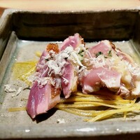 とり茶太郎 - ほろほろ鳥の胸肉たたき。山わさびを添えて。下には黄色人参。