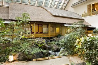 Tofuutei - アトリウムガーデンの陽光や木々の緑、川のせせらぎを感じる茅葺屋根の一軒家。