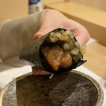 鮨 やすみつ - 鮪のカマステーキの手巻き