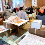 黒松本舗 草月 - 店員さん達は大忙し！