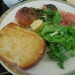 ロジェール - パン、魚、いんげん、ベーコン、出し玉子、サラダ