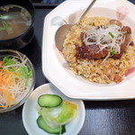 肉の割烹 田村  - ガーリックライス道産和牛のせ（スープ・サラダ・お漬物付き980円）