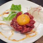 肉の割烹 田村  - 十勝彩美牛の生ハムユッケ（880円）