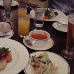 メインディッシュ以外は自分で取りに行きます。パンは焼きたてではありませんが、ちょっと面白い暖め機があって楽しく頂けます。