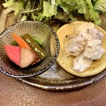 ジャム cafe 可鈴 - 自家製ピクルス(左)とジャーマンポテトサラダ(右)