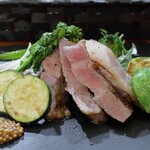 Bar Albero - 茶美豚の肩ロースのロースト 野菜のソテーぞえ