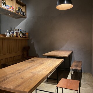 お店の奥には4名掛けのテーブル席が2つあります