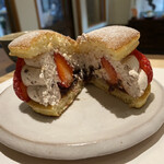 茶菓 山川 - いちご生どら焼き