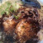 Jinrokuramen - 黒ラーメン　焦がしにんにくがきいてます。　にんにく好きな人にはおすすめしたいです。