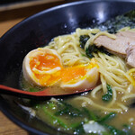 麺家 黒 - 半熟味玉ラーメン、中盛り