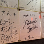 Menya Kuro - 芸能人のサインもたくさん