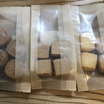 パティスリー サキモト - 左からプラリネアマンドショコラ　オレ、ジャンドゥーヤ、柚子