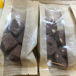 パティスリー サキモト - 左はチョコレート、右はサンショノワゼットショコラ