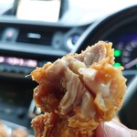 Tori Karaage Semmon Inoue Shouten - お店の駐車場で熱々を