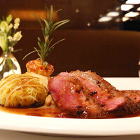 メゾン ポール・ボキューズ - 鴨胸肉のローストと股肉のフイユテ キャベツと共に ジュソースとトリュフのアクセント