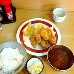 三楽 - カキフライ定食·950円。