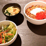 YAKINIKU PALACE B - カルビ丼（？）
                        味噌汁＋わかめスープ…美味しかった