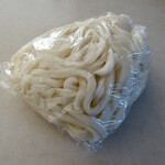 谷本うどん - 玉買い、2玉分を袋に入れて頂いた。
      1玉@¥80-、結構安い(≧∀≦)