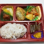 鈴鹿 うさぎちゃん弁当 - 日替わりデラックス弁当