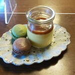 會津屋 - 日替わりデザート(カボチャプリンとマカロンの抹茶とチョコ)