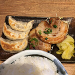 肉汁餃子のダンダダン - 焼餃子・チャーシュー