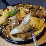 王府 - 牛肉と野菜の黒胡椒鉄板料理